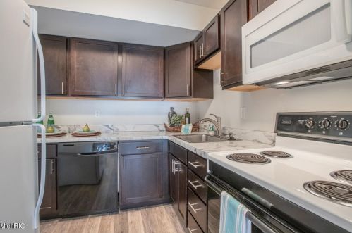 3630 Kenbrooke Ct, Kalamazoo MI 49006-5437 exterior