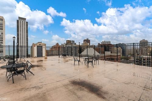 450 Briar Pl, Chicago IL 60657-4737 exterior