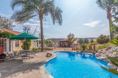 38325 De Portola Rd, Temecula CA 92592-8984 exterior