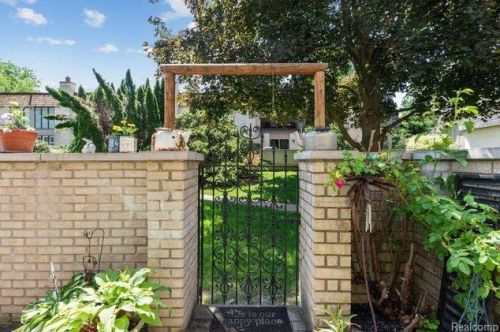 1201 Oakwood Ct, Rochester MI 48307-2539 exterior