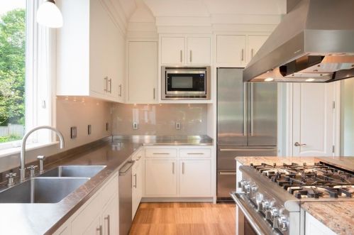 203 Coggeshall Ave, Middletown, RI 02840-4240