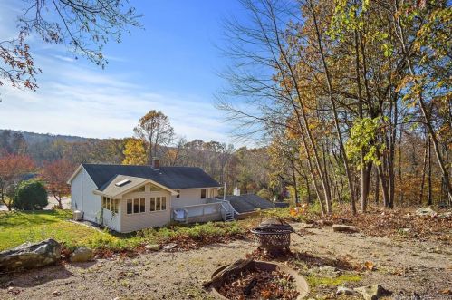 39 Tra Mart Dr, Uncasville CT  06382-1115 exterior