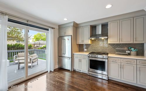 6912 Minnetonka Ave, Chicago IL 60646-1517 exterior