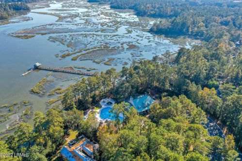 6 Raintree Ln, Bluffton SC 29909-5102 exterior