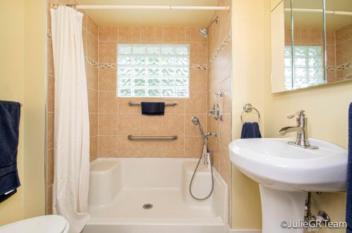 101 Valley Ave, Grand Rapids MI 49504-7402 exterior