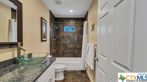 1000 Pne St, San Antonio TX 78202-2327 exterior