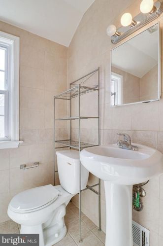 2701 Farmington Dr, Alexandria VA 22303-1315 exterior