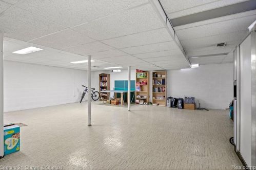 5975 Hubbell St, Dearborn Heights MI 48127-2445 exterior