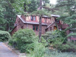 332 Winchester St, Newton, MA 02461-2051