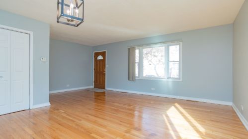 1901 Sunnyside Ave, Chicago IL 60630-3923 exterior