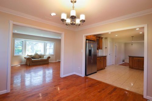 32 Maryland St, Huntington Station NY 11746-6945 exterior