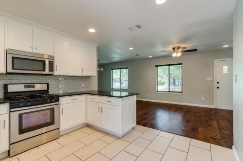 5704 Duval St, Austin TX  78752-4518 exterior