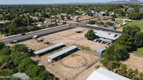 4225 Country Gables Dr, Phoenix AZ  85053-4561 exterior