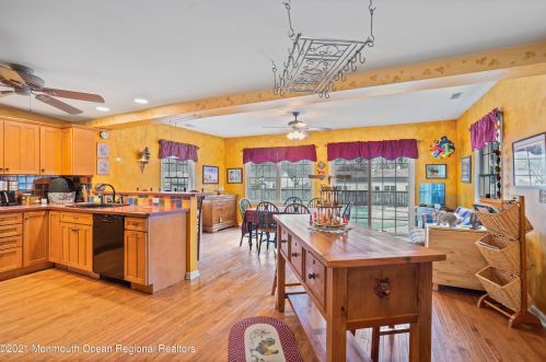 142 Beechwood Dr, Red Bank NJ 07702 exterior