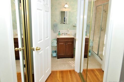 6 Buchanan Rd, Enfield CT 06082-5327 exterior