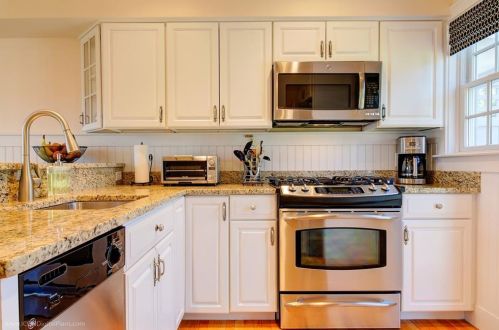 414 Corey Ln, Middletown RI 02842-5659 exterior