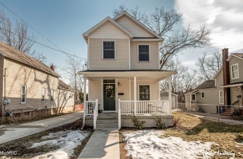 836 Sigsbee St, Grand Rapids MI 49506-2539 exterior