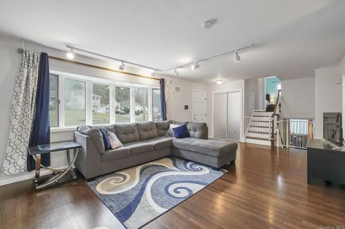 15 Tappan Ter, Briarcliff, NY 10510-1332