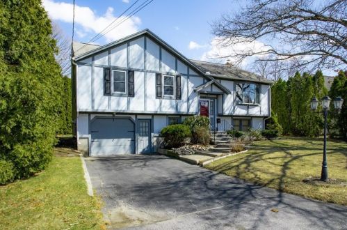 103 Dawn Blvd, Woonsocket, RI 02895-1607