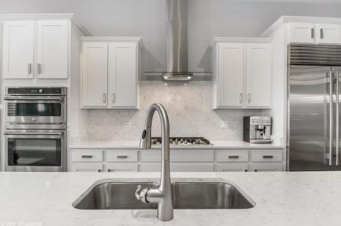 6082 Sauganash Ave, Chicago IL 60646 exterior