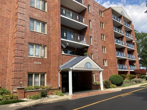 6526 Irving Park Rd, Chicago, IL 60634-2458