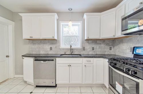 23 Holl St, Manchester CT 06040-5325 exterior