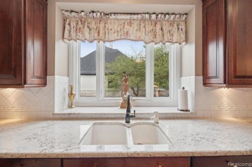 2511 Golf Crst Dr, Rochester MI 48309-4063 exterior