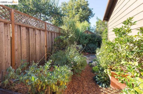 1420 Hearst Ave, Berkeley CA  94702-1523 exterior