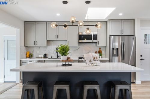 1143 Carey Dr, Concord CA 94520-4337 exterior