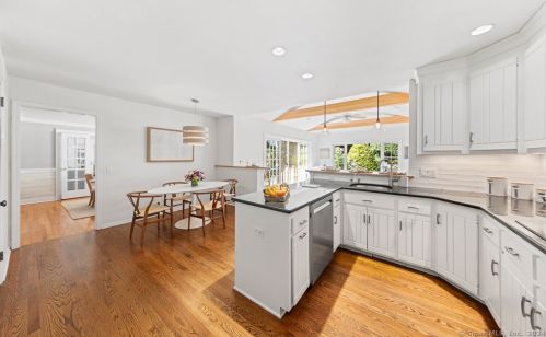 38 Pequot Trl, Westport CT 06880-2930 exterior