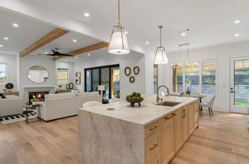 3918 Flowerland Dr, Atlanta GA  30319-1806 exterior