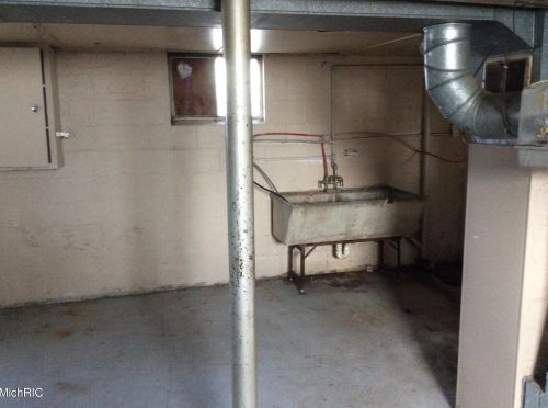 210 Hackley Ave, Meskegon MI 49444-1060 exterior