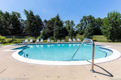 2239 Crystal Dr, Rochester MI 48309-3755 exterior