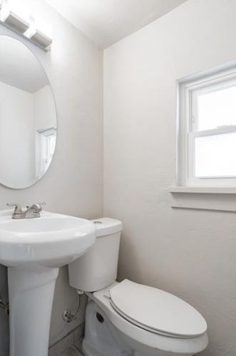 712 Southern Ave, Pittsburgh PA 15235-4166 exterior