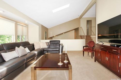 741 Park Ct, Valley Stream NY 11581-3507 exterior