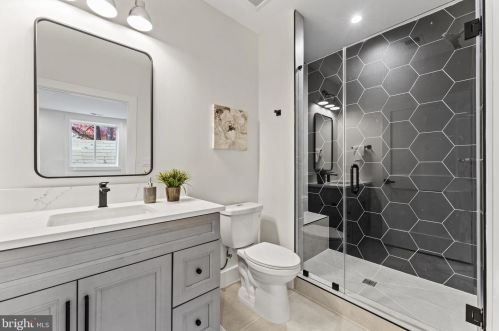 1327 Mayflower Dr, Mc Lean VA 22101-3405 exterior