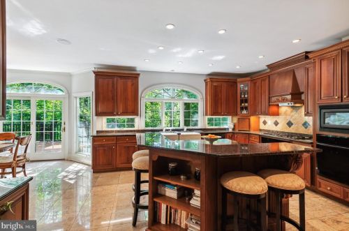 83 Pettit Pl, Princeton NJ 08540-7645 exterior