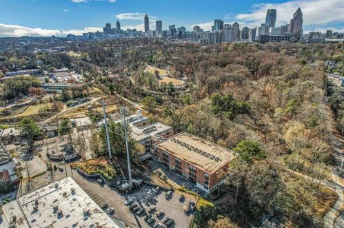 560 Dutch Valley Rd, Atlanta GA  30324-5304 exterior