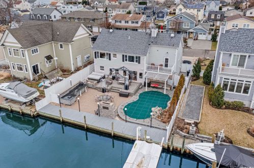 95 Midway St, Babylon NY  11702-4311 exterior