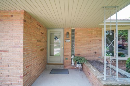 2921 79th St, Milwaukee, WI 53219-2702