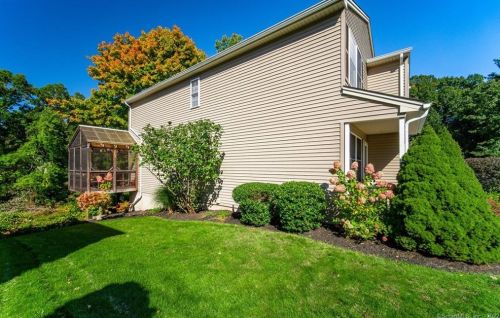 44 Tunxis St, Farmington CT 06032-2814 exterior