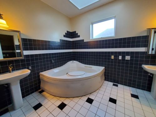 2242 Irving Park Rd, Chicago IL 60618-3839 exterior