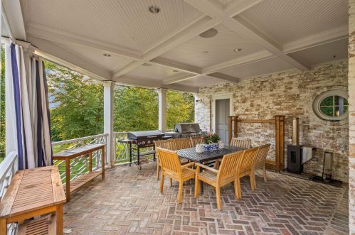 9303 Vly Hl Rd, Milwaukee WI 53217-1039 exterior