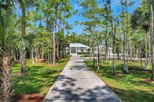 4677 5th Ave, Naples, FL 34119-1515