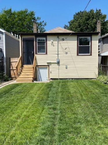 6445 Claremont Ave, Chicago IL 60645-1569 exterior