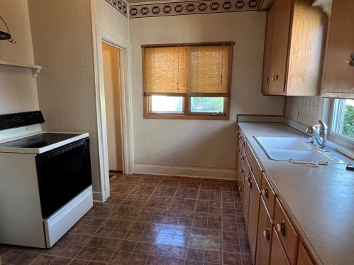 2204 La Follette Ave, Manitowoc, WI 54220-2531