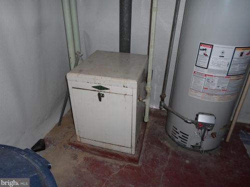 6147 Erdrick St, Philadelphia PA 19135-3516 exterior