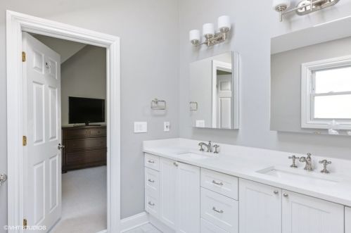 1828 Barry Ave, Chicago IL 60657-2042 exterior