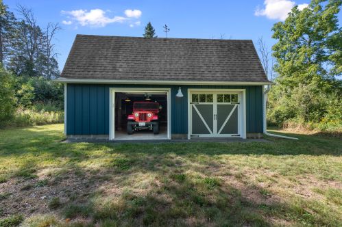 9555 Range Line Rd, Milwaukee WI 53209-2619 exterior