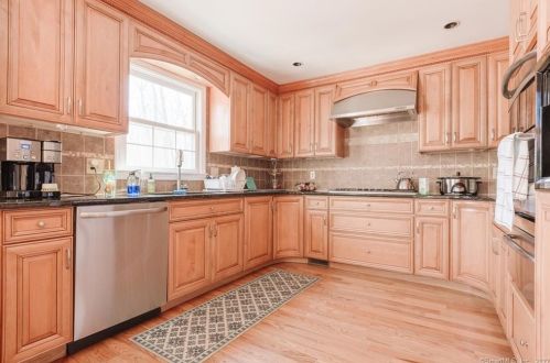 119 Deforest Rd, Wilton CT 06897-1910 exterior